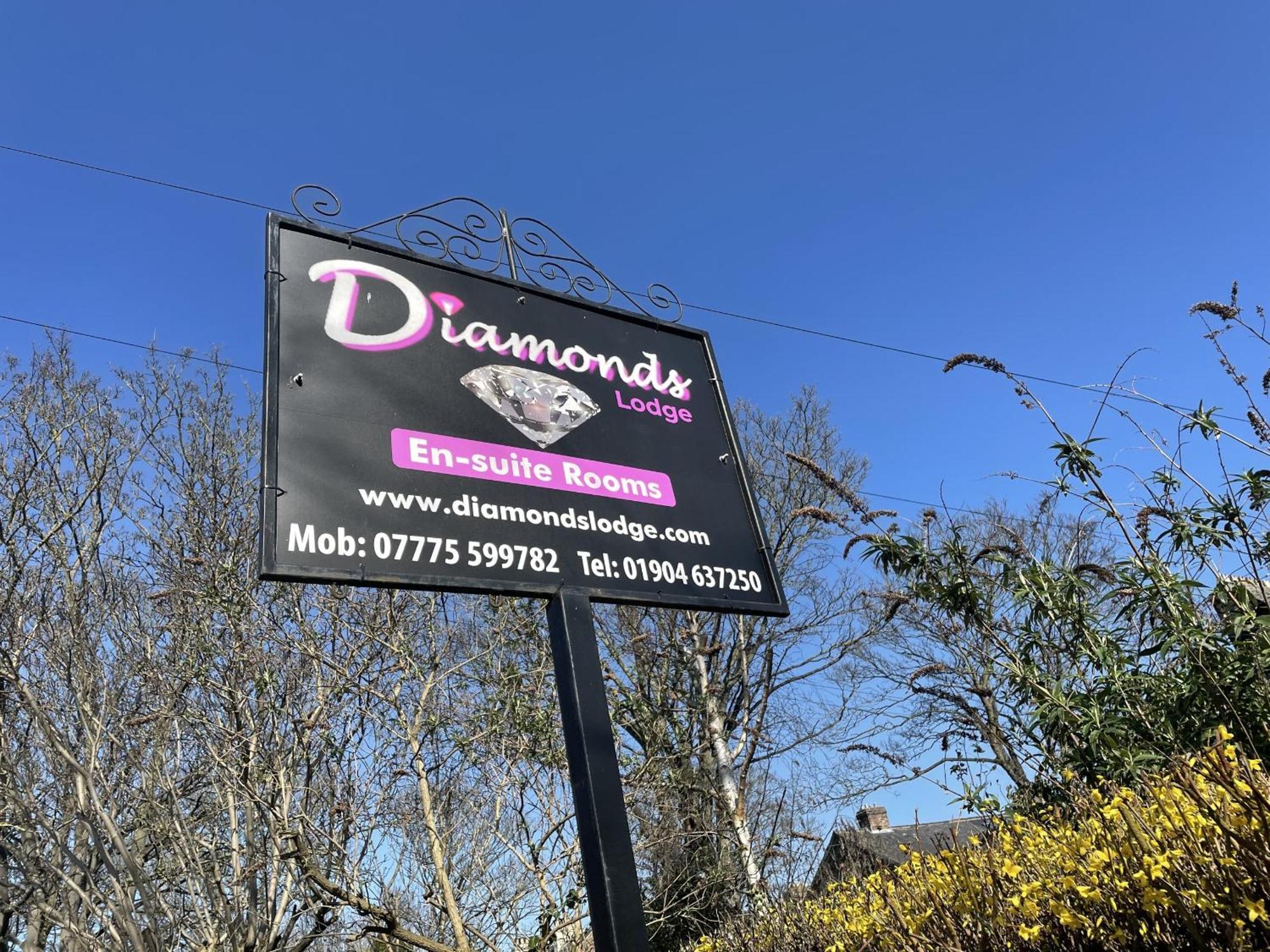 Diamonds Lodge Near York Hospital Dış mekan fotoğraf
